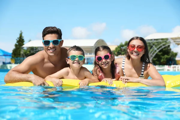 Famiglia Felice Con Materasso Gonfiabile Piscina Vacanze Estive — Foto Stock
