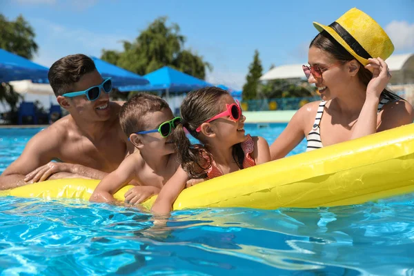 Gelukkige Familie Met Opblaasbare Matras Zwembad Zomervakantie — Stockfoto