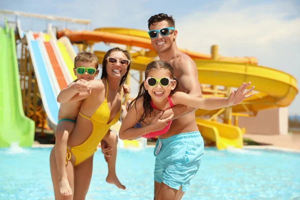 Glückliche Familie Wasserpark Sommerferien — Stockfoto
