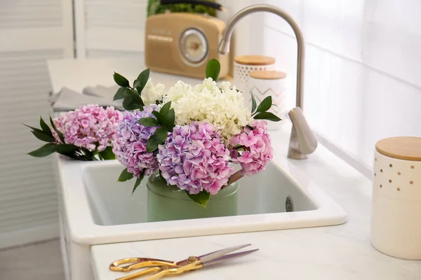 Bouquet Avec Belles Fleurs Hortensia Dans Évier — Photo