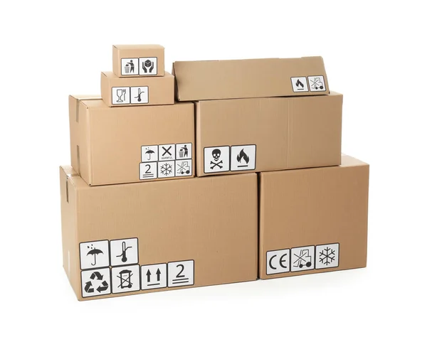 Stapel Kartonger Med Olika Förpackningssymboler Vit Bakgrund Paketleverans — Stockfoto