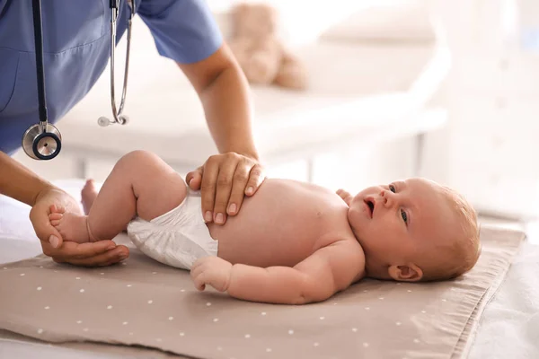 Médico Examinando Lindo Bebé Clínica Primer Plano Asistencia Sanitaria —  Fotos de Stock