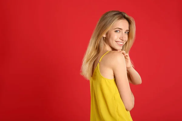 Schöne Junge Frau Mit Blonden Haaren Auf Rotem Hintergrund Raum — Stockfoto