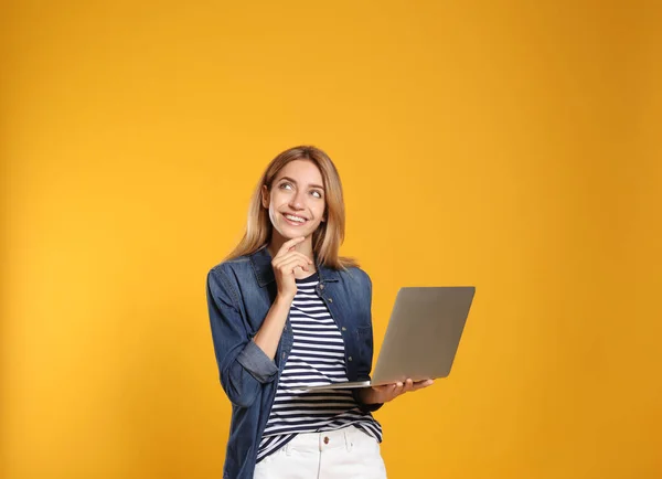 Portrait Femme Avec Ordinateur Portable Moderne Sur Fond Jaune — Photo