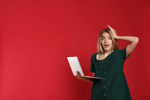 Porträt Einer Emotionalen Frau Mit Modernem Laptop Auf Rotem Hintergrund — Stockfoto