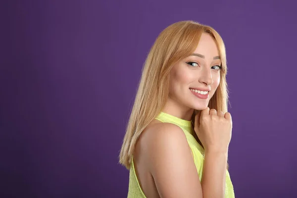 Mor Arka Planda Sarı Saçlı Güzel Bir Genç Kadın — Stok fotoğraf
