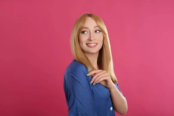 Mulher Bonita Com Cabelo Loiro Fundo Rosa — Fotografia de Stock