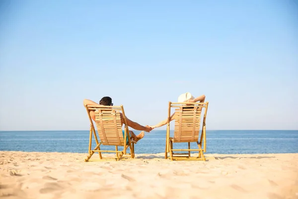 情侣们在度假胜地的阳光沙滩上休息 — 图库照片