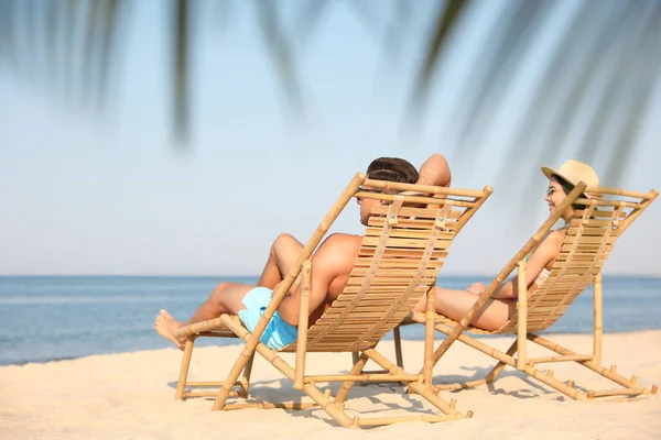 Pareja Descansando Soleada Playa Del Resort — Foto de Stock