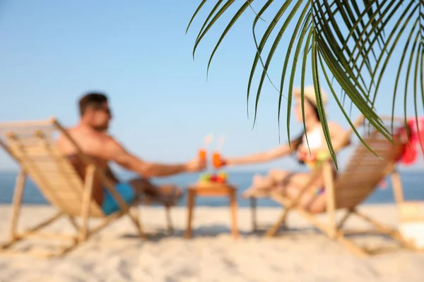 Paar Ruht Sich Sonnigen Strand Des Resorts Aus Und Konzentriert — Stockfoto