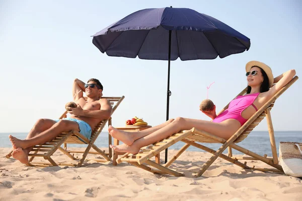 Pareja Con Bebidas Descansando Soleada Playa Del Resort — Foto de Stock