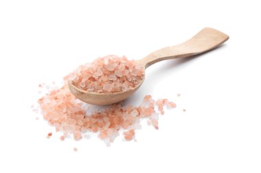 Beyaz üzerinde pembe himalaya tuzu bulunan tahta kaşık.