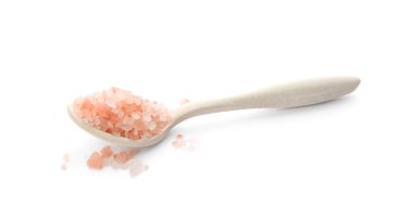 Beyaz üzerinde pembe himalaya tuzu olan kaşık.