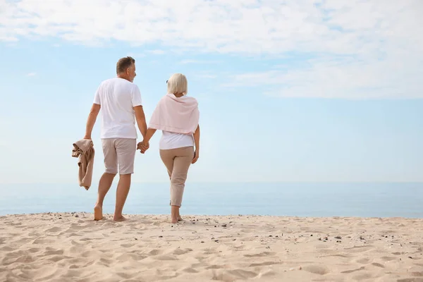 Gammal Par Tillbringa Tid Tillsammans Havet Stranden — Stockfoto