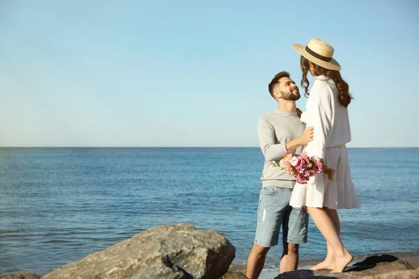 Joyeux Jeune Couple Sur Plage Près Mer Voyage Lune Miel — Photo