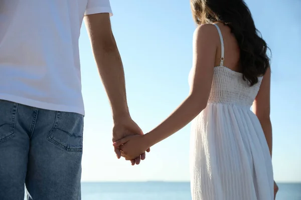 Jong Stel Lopend Het Strand Close Huwelijksreis — Stockfoto