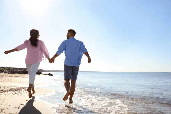 Glada Unga Par Stranden Nära Havet Bröllopsresa — Stockfoto