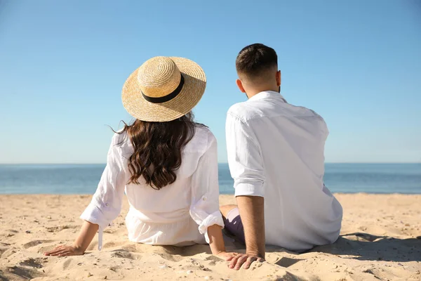 Jonge Echtpaar Het Strand Buurt Van Zee Achteraanzicht Huwelijksreis — Stockfoto