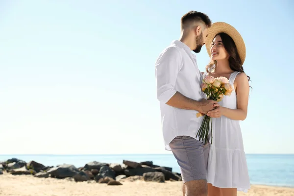 Glada Unga Par Med Blommor Stranden Nära Havet Bröllopsresa — Stockfoto