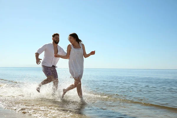 Glada Unga Par Som Har Kul Stranden Bröllopsresa — Stockfoto