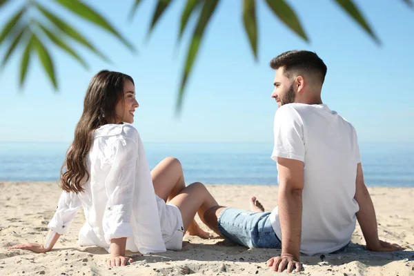 Glückliches Junges Paar Strand Der Nähe Des Meeres Flitterwochen — Stockfoto