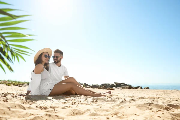 Gelukkig Jong Stel Het Strand Bij Zee Huwelijksreis — Stockfoto