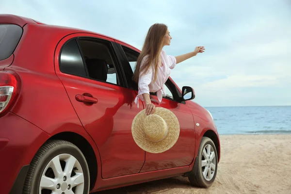 Glückliche Frau Lehnt Sich Strand Aus Dem Autofenster Sommerurlaub — Stockfoto