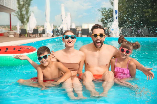 Família Feliz Piscina Dia Ensolarado — Fotografia de Stock