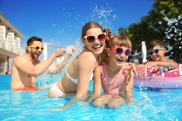 Mutlu Aile Yüzme Havuzunda Eğleniyor — Stok fotoğraf