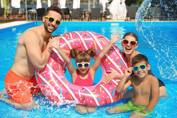 Glückliche Familie Hat Spaß Schwimmbad — Stockfoto
