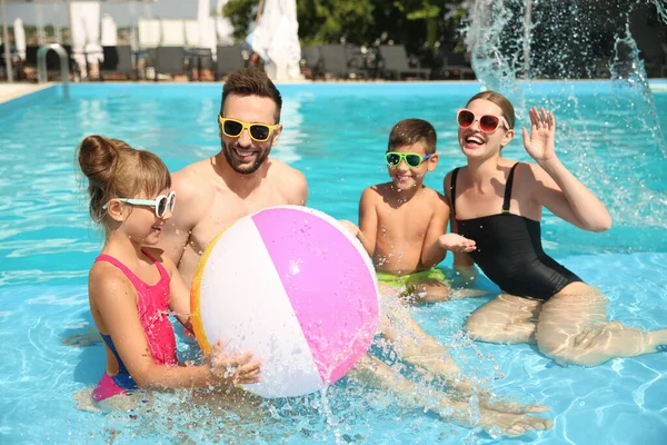 Família Feliz Divertindo Piscina — Fotografia de Stock