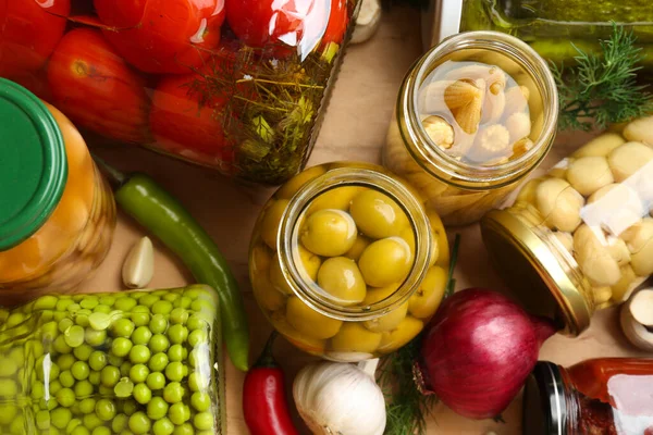 Glasgefäße Mit Schmackhaftem Eingelegtem Essen Auf Holzgrund Flache Lage — Stockfoto