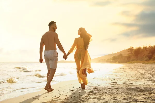 Glückliches Paar Beim Gemeinsamen Spaziergang Strand Bei Sonnenuntergang Rückansicht — Stockfoto
