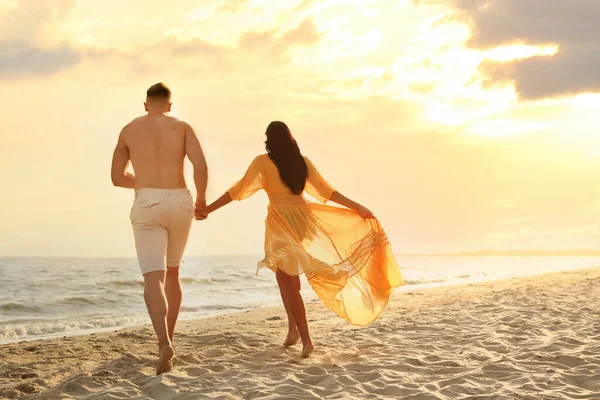 Schönes Paar Läuft Zusammen Strand Bei Sonnenuntergang Rückansicht — Stockfoto