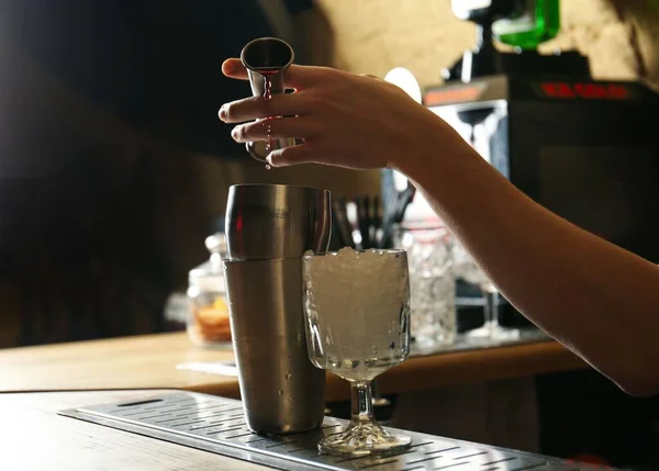 Bartender Förbereder Färsk Alkoholhaltig Cocktail Vid Bardisken Närbild — Stockfoto