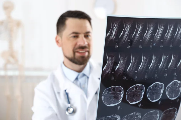 Ortopedista Profesional Examinando Imagen Rayos Clínica — Foto de Stock