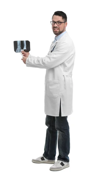 持有白色背景的X光照片的矫形外科医生 — 图库照片