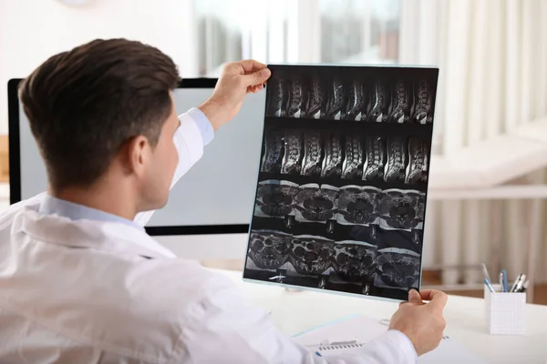 Ортопед Осматривает Рентгеновские Снимки Столом Клинике — стоковое фото