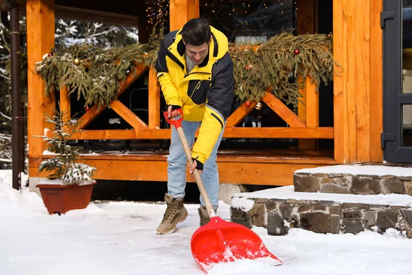 Человек Убирает Снег Дома Двор Лопатой Зимний День — стоковое фото