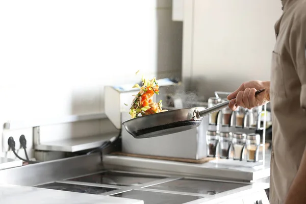 Chef Masculino Cozinhar Comida Saborosa Fogão Restaurante — Fotografia de Stock