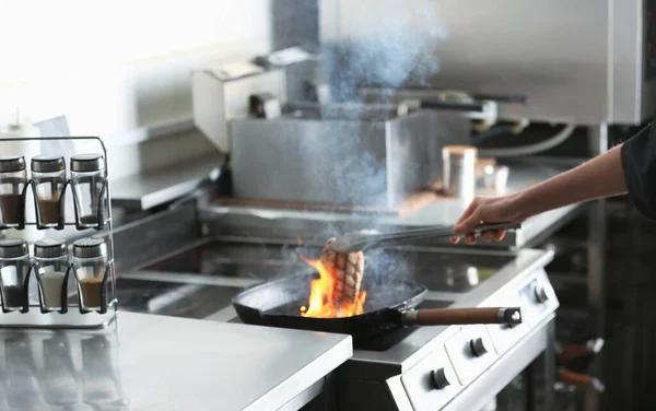 Chef Feminino Cozinhar Carne Com Chama Ardente Fogão Cozinha Restaurante — Fotografia de Stock