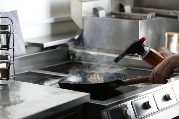 Chef Fêmea Cozinhar Carne Com Queimador Gás Manual Fogão Cozinha — Fotografia de Stock