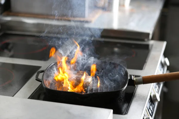 Matlagning Kött Med Brinnande Låga Restaurangkök — Stockfoto