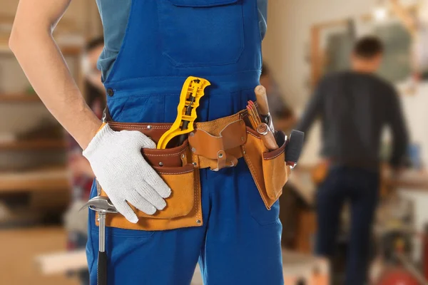 Tischler Mit Werkzeuggurt Der Werkstatt Nahaufnahme — Stockfoto