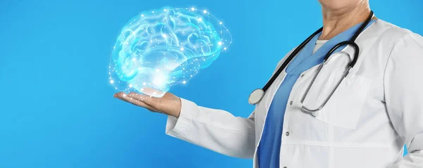 Medico Maturo Possesso Immagine Digitale Del Cervello Palma Sfondo Blu — Foto Stock