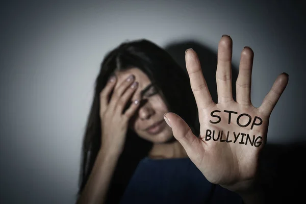 Llorando Chica Adolescente Mostrando Palma Con Mensaje Parar Bullying Cerca — Foto de Stock