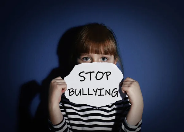 Niña Maltratada Con Signo Parar Bullying Cerca Pared Azul — Foto de Stock