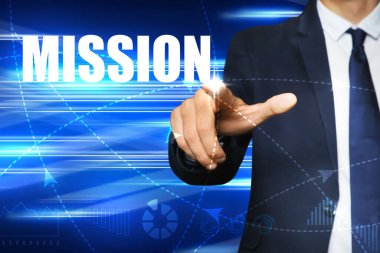 Görev konsepti. Sanal ekran kullanan işadamı, yakın plan