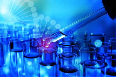 Numuneyi mavi sıvıyla test tüpüne atıyorum. Laboratuvar analizi