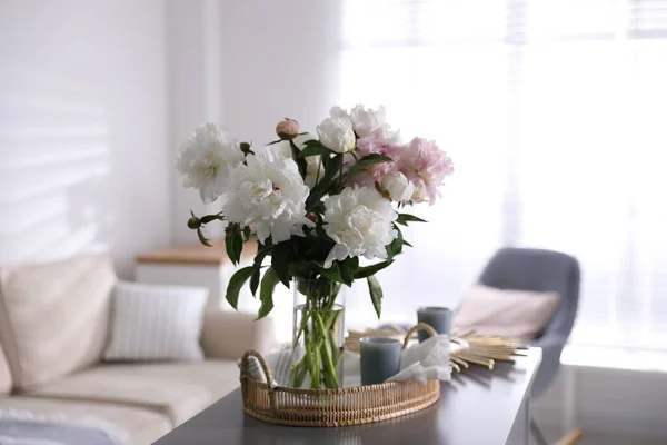 Bouquet Bunga Peony Indah Dalam Meja Dalam Ruangan — Stok Foto